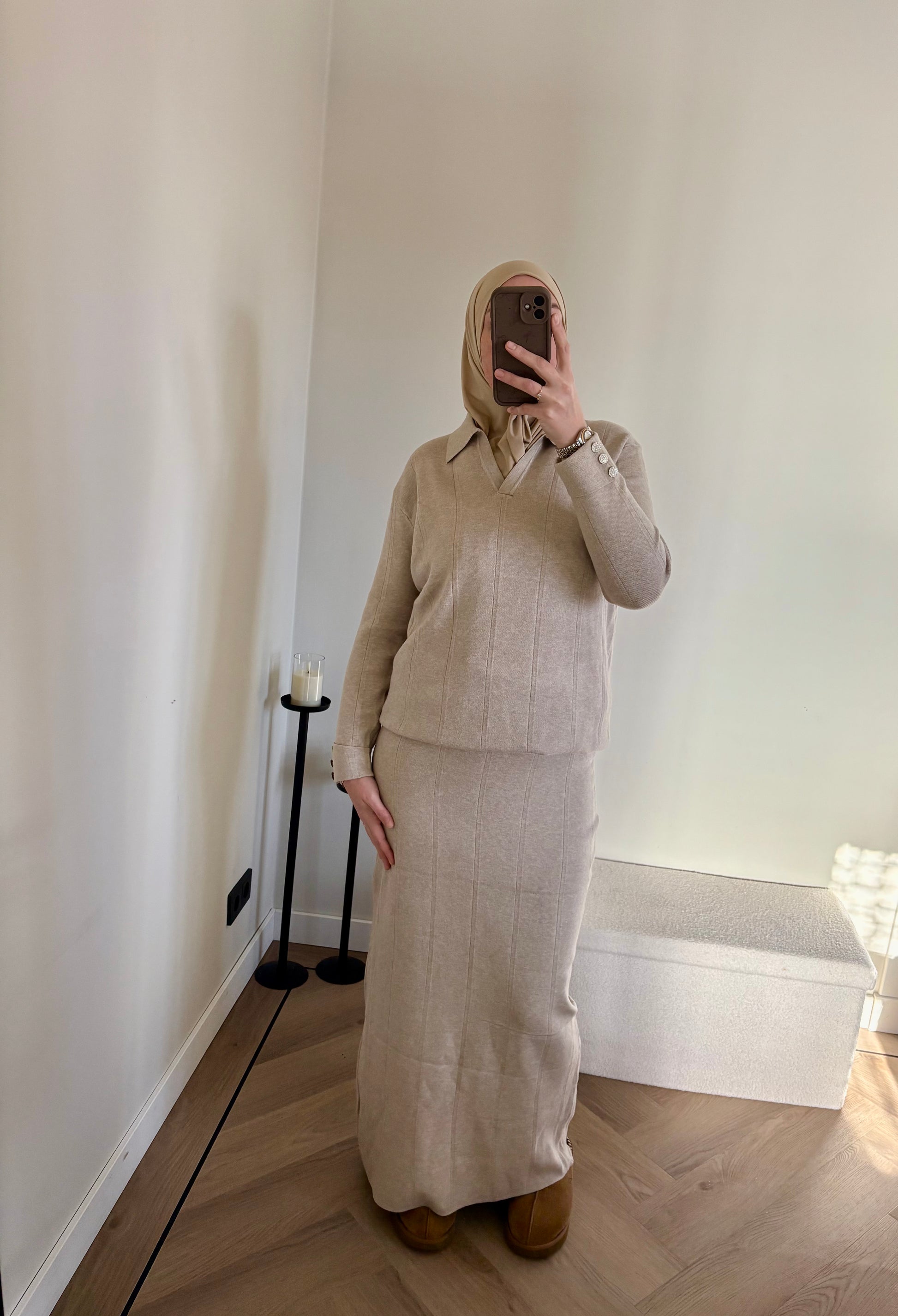 Gebreide twinset met een iets langere trui en een bijpassende rok in het beige. Modest fashion, modest kleding. 