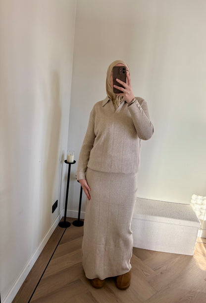 Gebreide twinset met een iets langere trui en een bijpassende rok in het beige. Modest fashion, modest kleding. 