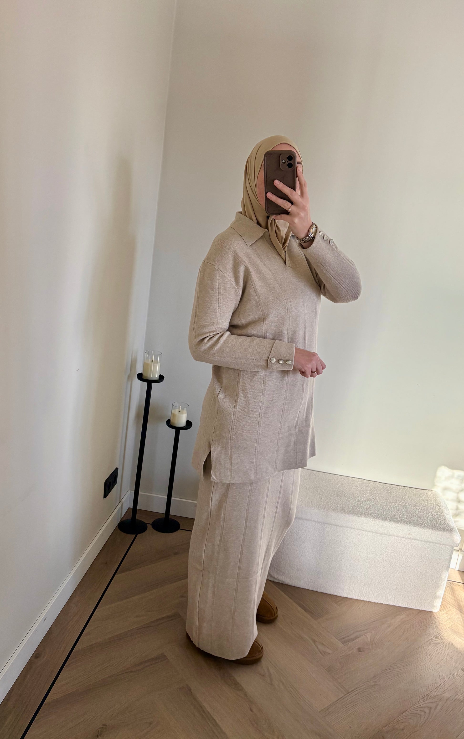 Gebreide twinset met een iets langere trui en een bijpassende rok in het beige. Modest fashion, modest kleding. 