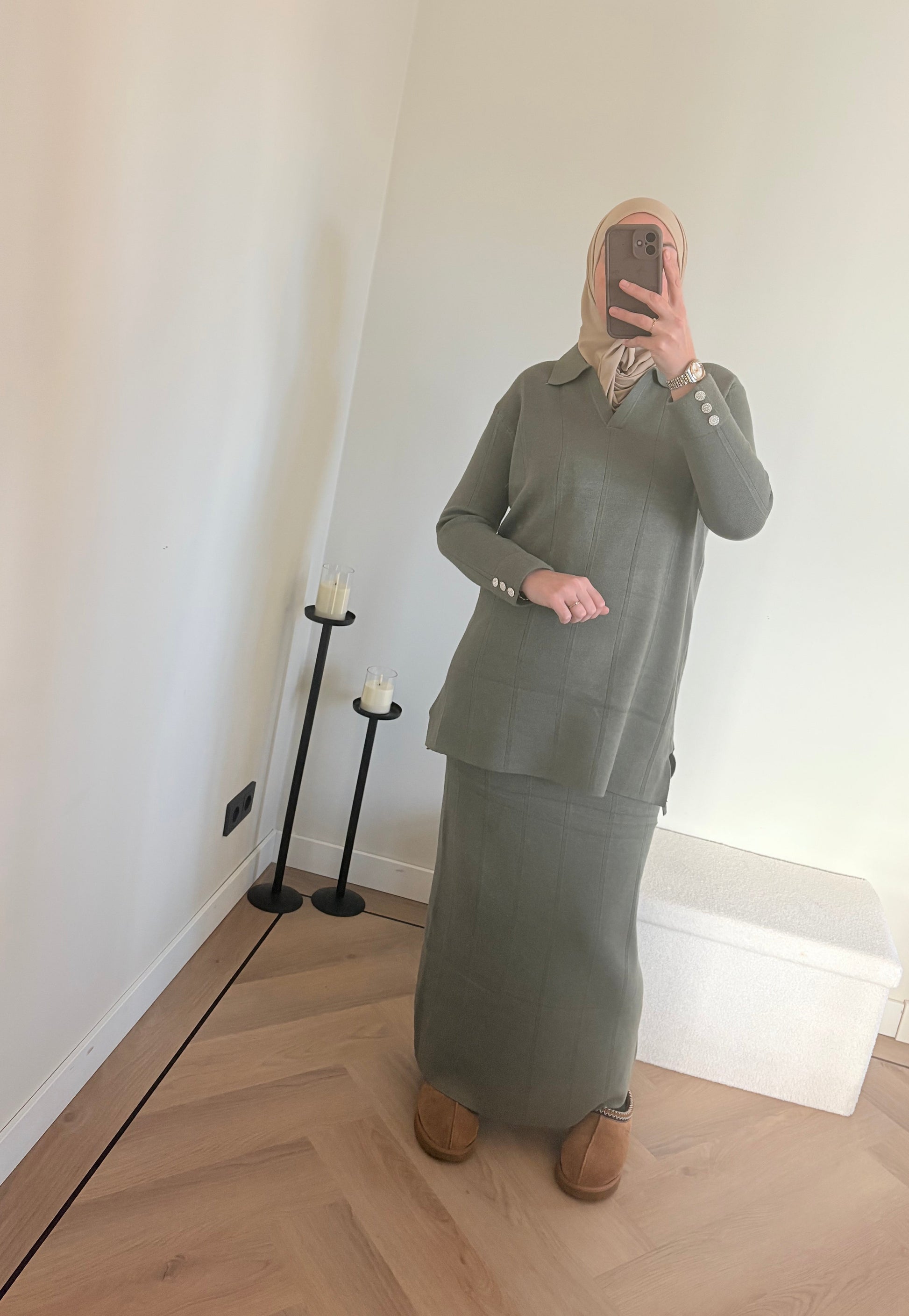 Gebreide groene twinset met een langere trui en een bijpassende rok in het groen. Modest fashion, modest kleding. 