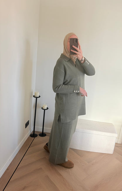 Gebreide groene twinset met een wat langere trui en een bijpassende rok in het groen. Modest kleding, modest fashion. 